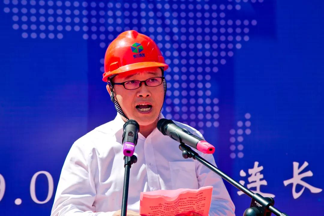 "陈新华在致辞中说,今天,恒力炼化项目"铁路通到装卸场,火车开到家