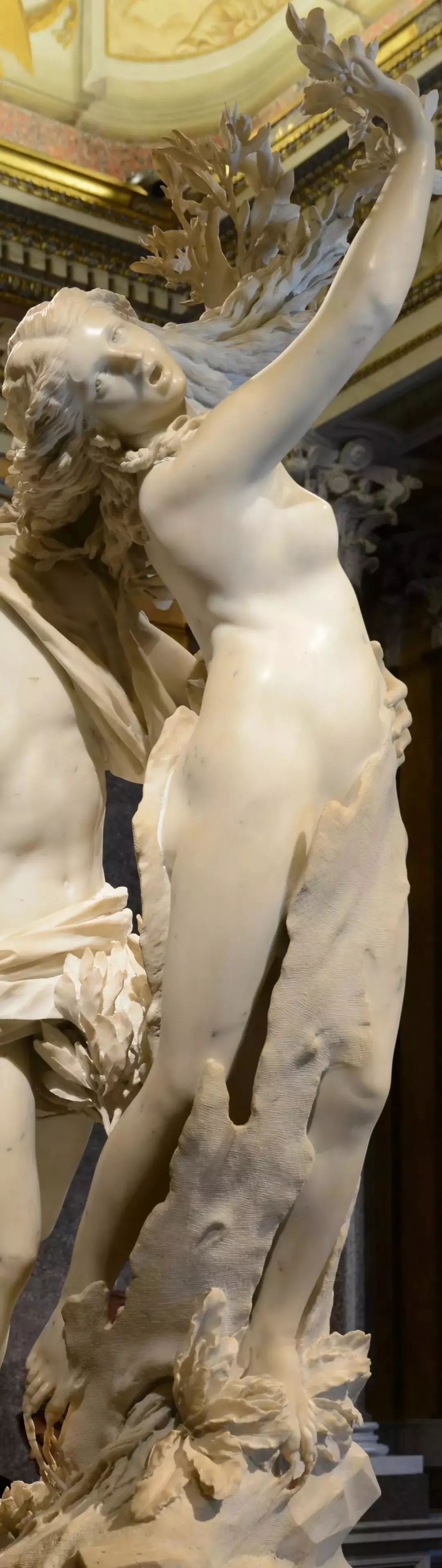 贝尼尼最拿手的好戏阿波罗的手触到达芙妮身体时的一瞬间这件雕塑表现