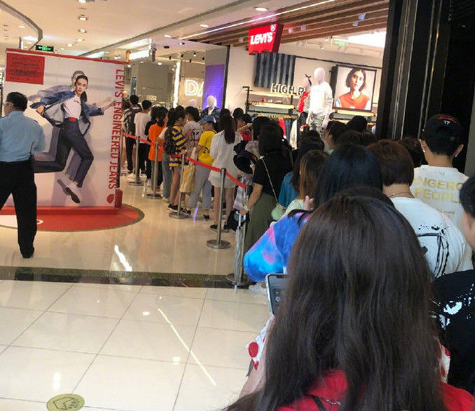 薛之谦服装店开业生意太火爆 不到半小时销售一空