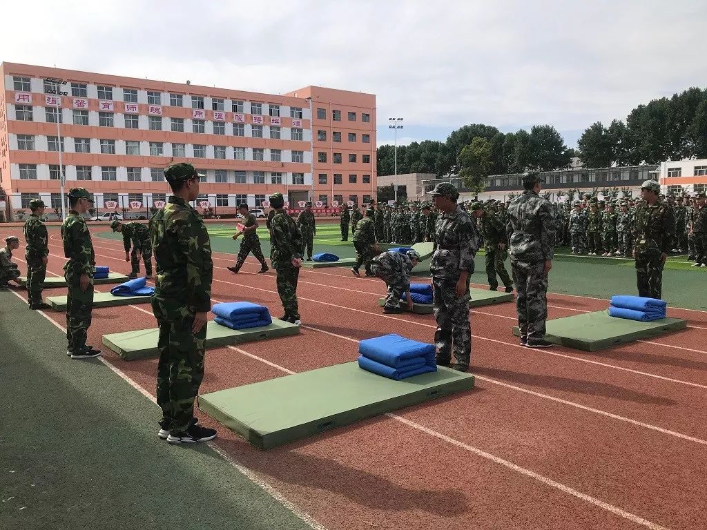泽州二中2019级高一新生军训会操暨总结大会隆重举行