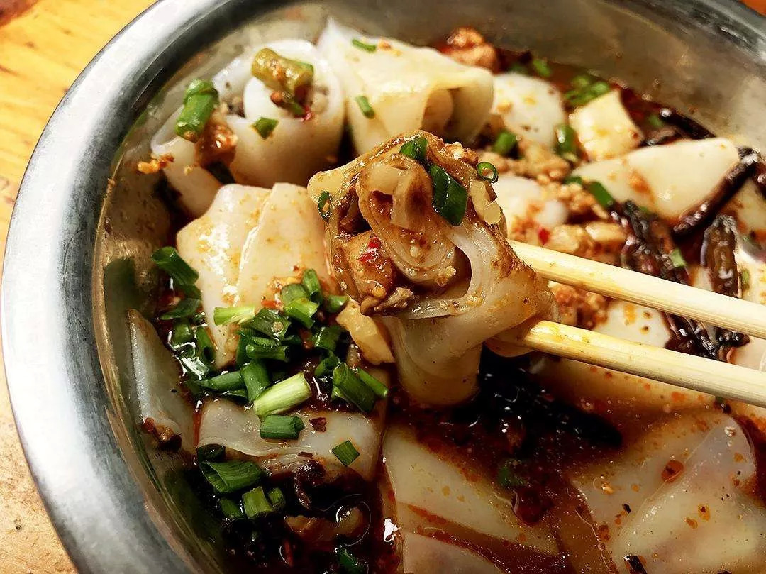 玉溪,昆明和建水之间麻辣又甜蜜的小吃之城