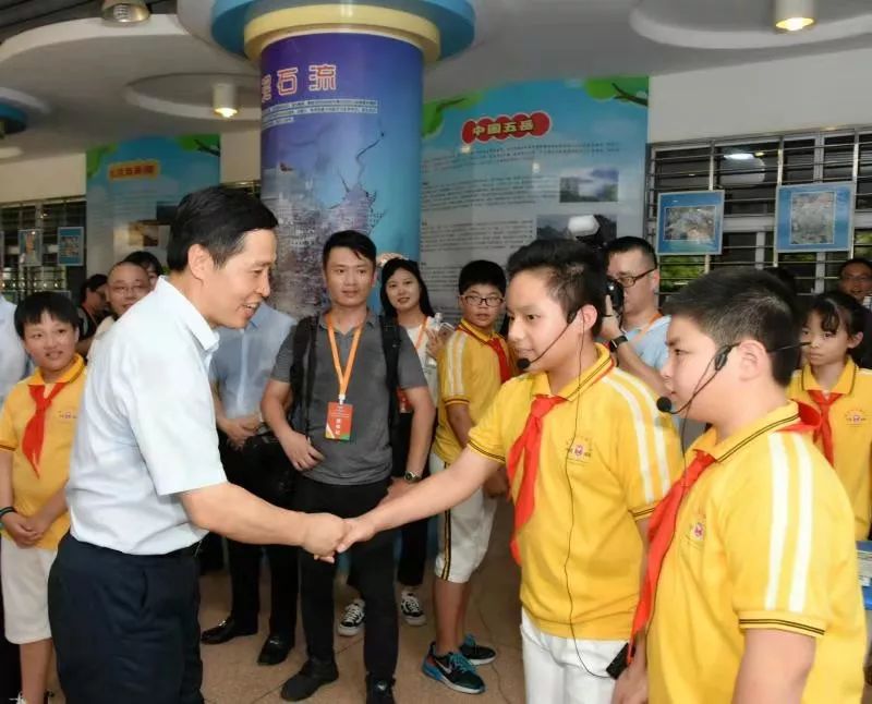 八角楼动态教育部副部长钟登华晋江实小到处都散发着美