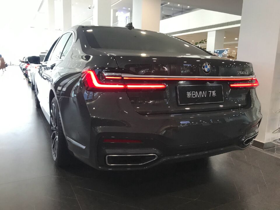 灰色宝马7系车型则表现的相当沉稳大气,尤其是全新的贯通式led尾灯组