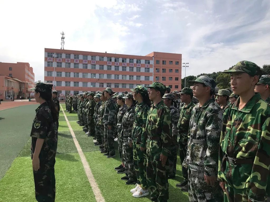 泽州二中2019级高一新生军训会操暨总结大会隆重举行