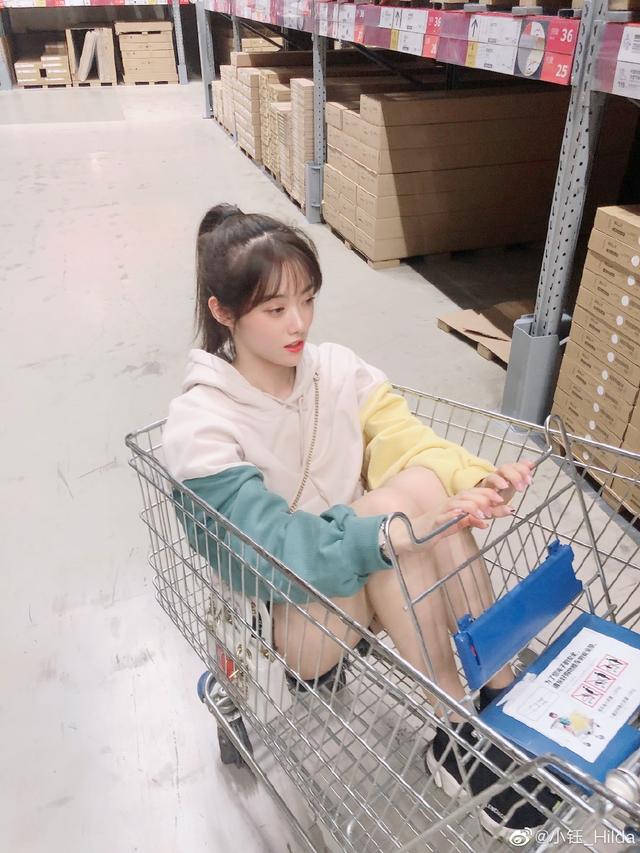 lpl主持人小钰晒近照这次是男友视角依旧神仙颜值