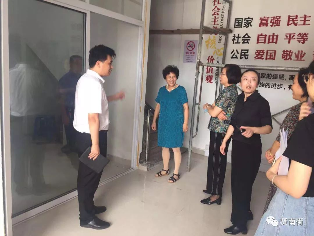 南街村老书记华惠芳向邵惠娟汇报了南街村这些年来开展的各项党建工作