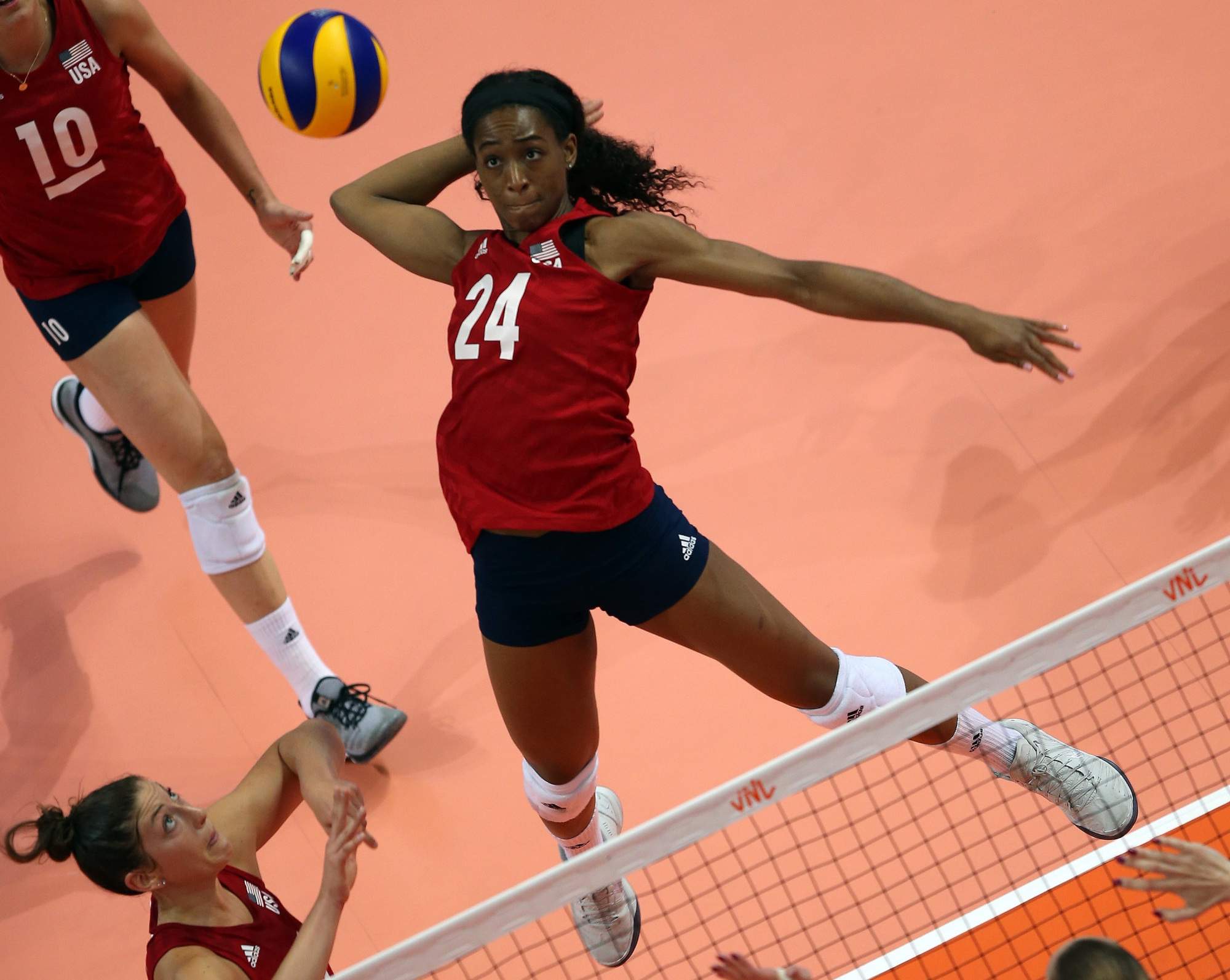 美国女排为2019女排世界杯拍摄大合照,国家联赛表现不俗的副攻雷特克