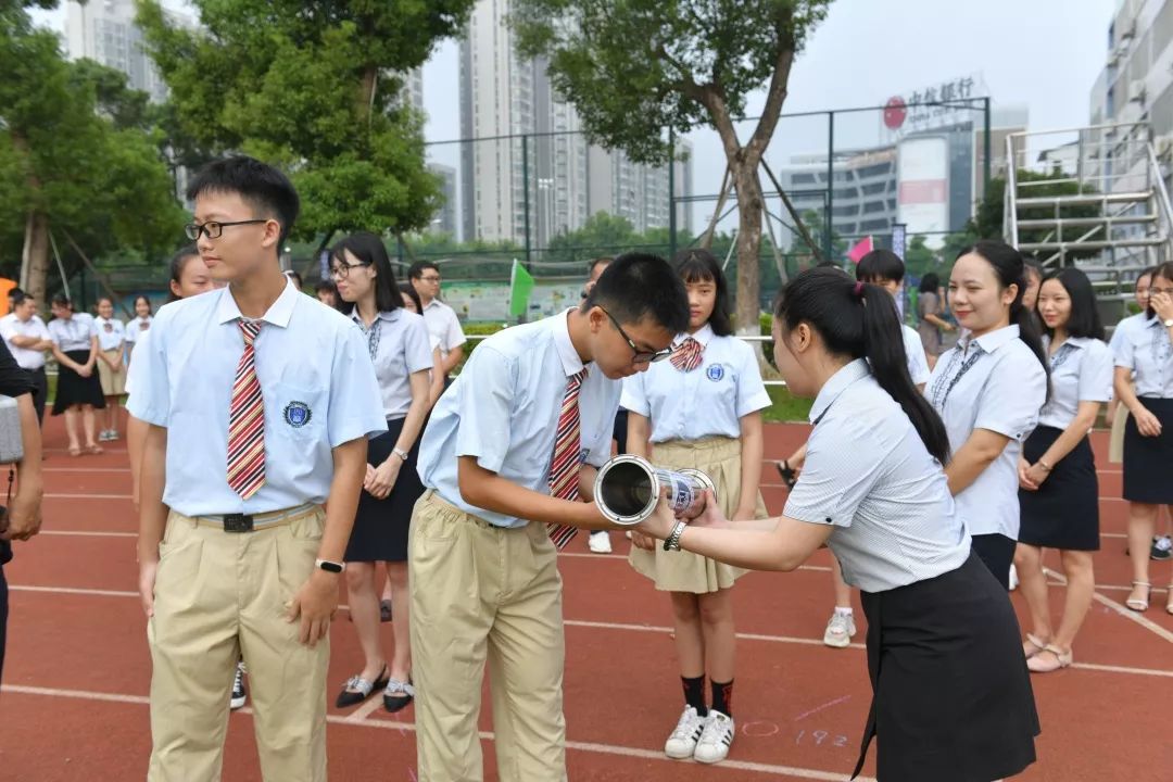 五载栉风沐雨春秋星火相传柳州市文华中学建校五周年专题报道