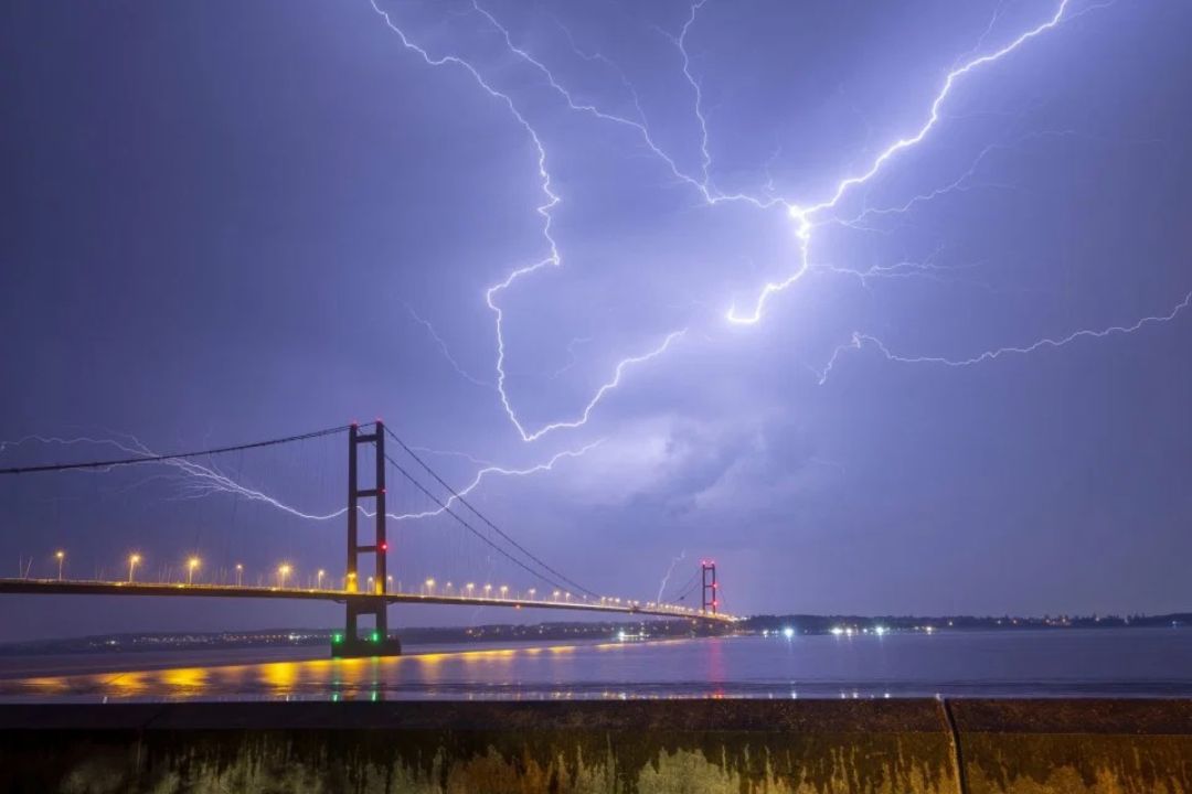 闪电冰雹袭击英国与炎热的bankholiday形成对比
