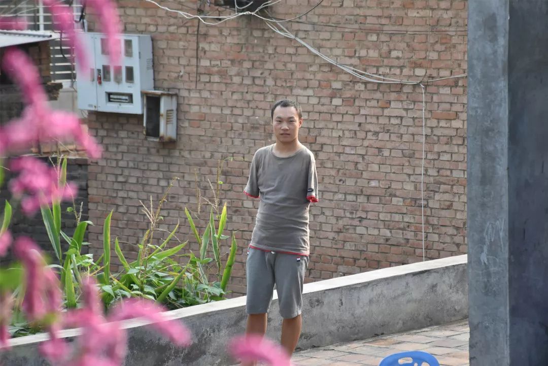 下冯庄村的90后无臂天才张成成