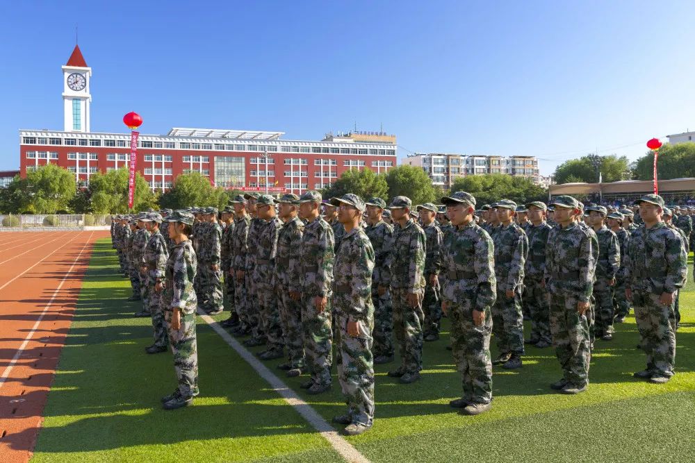 通辽五中开学第一课2019级军训汇报表演暨开学典礼顺利召开