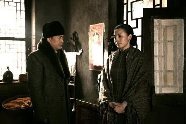 《悬崖》这部剧的定位根本就不是谍战剧,和充满主角光环和神逻辑剧情