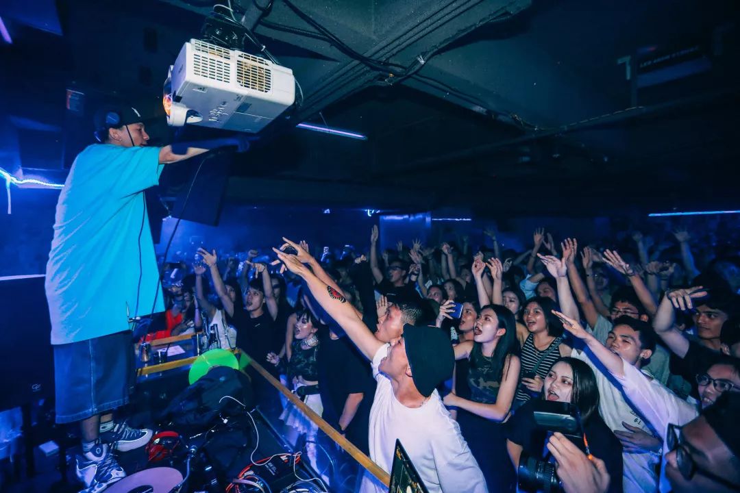 试试用嘻哈,爵士与运动来蹦一整晚_jazzy