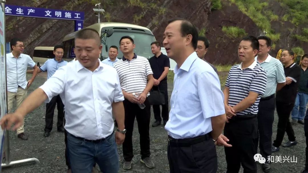 8月28日,兴山县委书记汪小波前往平邑口工业园区,实地调研硅基碳基