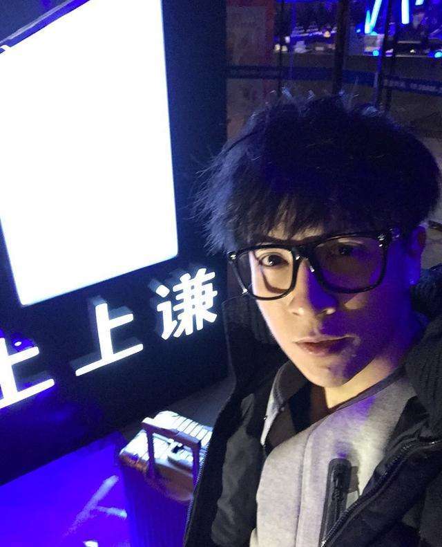 薛之谦服装店开业生意太火爆 不到半小时销售一空