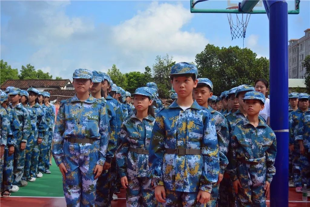 你好迷彩服惠州市英华学校2019级七年级军训开营仪式