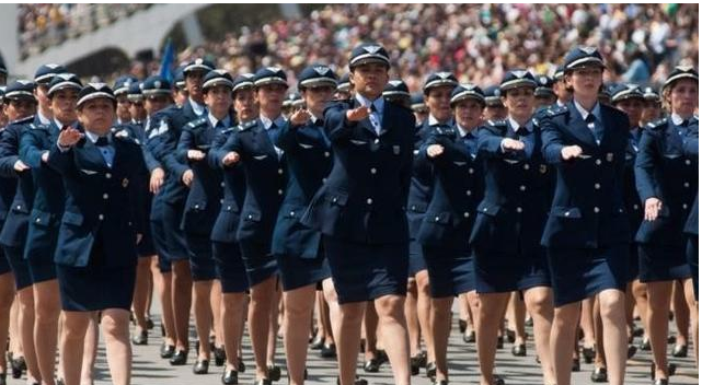 女兵在战场为何穿裙子这是规定不穿不行1千女兵能解决1万人