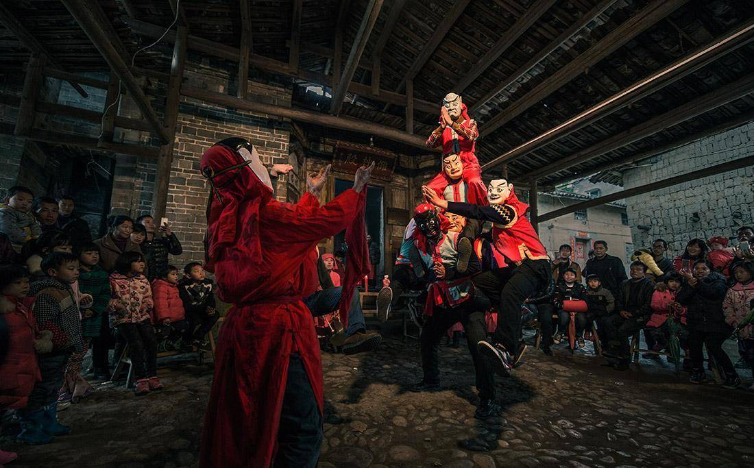 的节目是有讲究的,如遇到婚嫁人家便跳《高源送子》,祈求来年喜得麟子