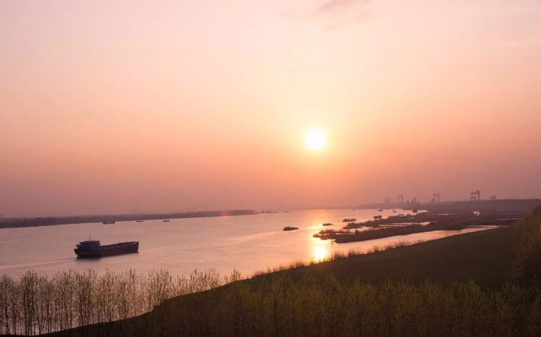 细数江景楼盘,多数仅为望江,真正亲江的却寥寥无几.