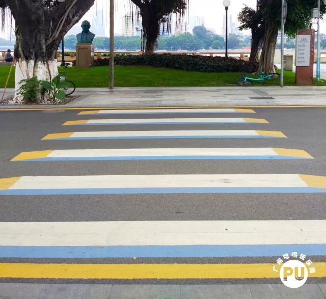 图自南方都市报走在上面,就像在琴键上行走~立体效果逼真有些斑马线是