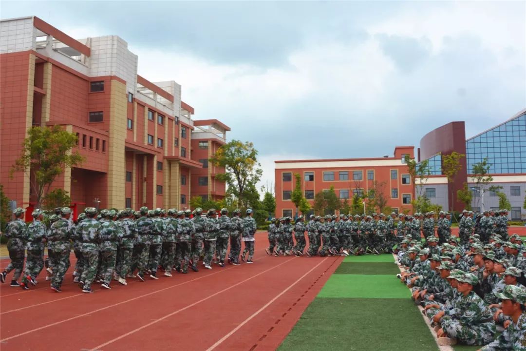 【国防教育】泗县三中2019级新生军训阅兵式隆重举行
