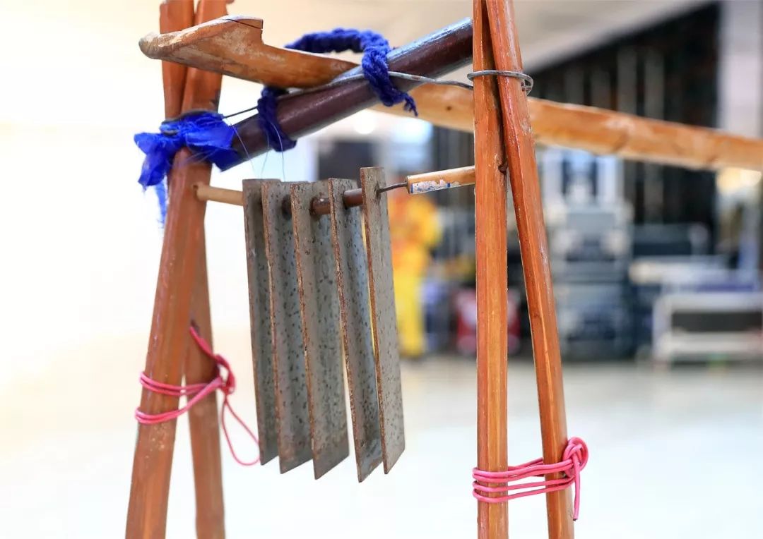 顾客关注的就是靠肩膀稍一晃动,就会让铜匠担子其中一头的"铜串子"