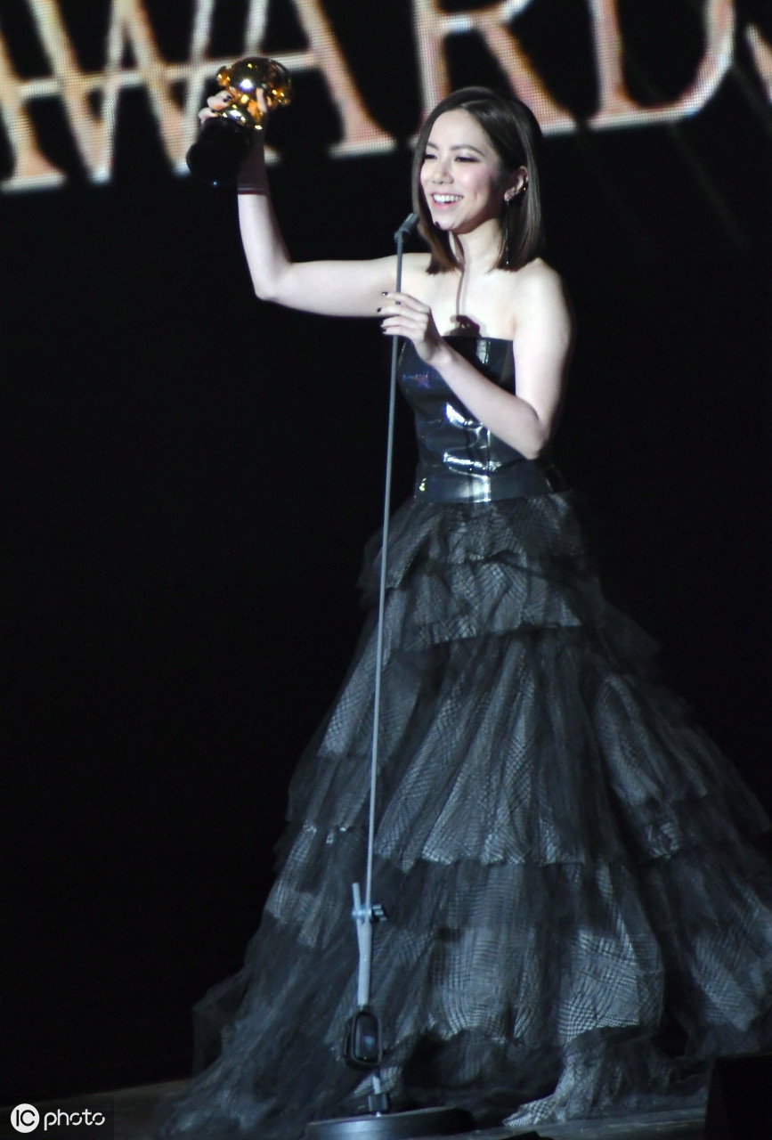 娇小可人的邓紫棋豹纹短裙很符合气质