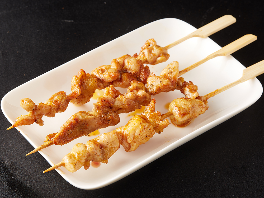 万松园老街主打"现穿羊肉才好吃",在菜品种类上,精选10多种招牌烤串