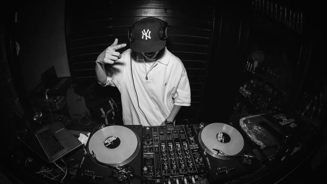 试试用嘻哈,爵士与运动来蹦一整晚_jazzy