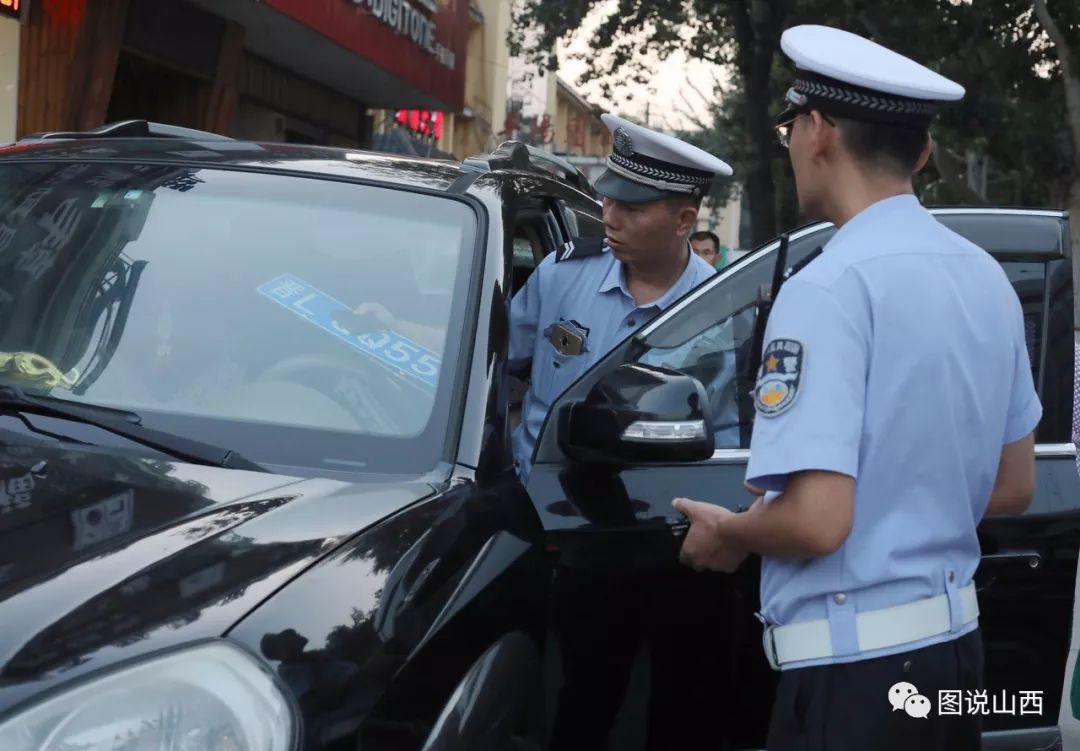 头条 ▎法院警车违章停车?临汾交警照样贴罚单!