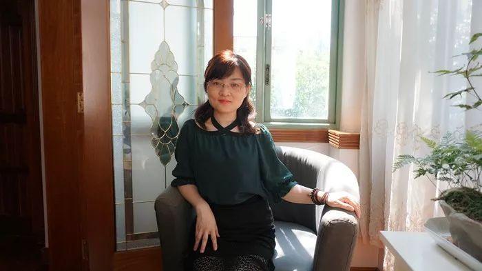 针对以上的两个案例,家里家外的静子老师给出以下几点解析:1,处理出轨