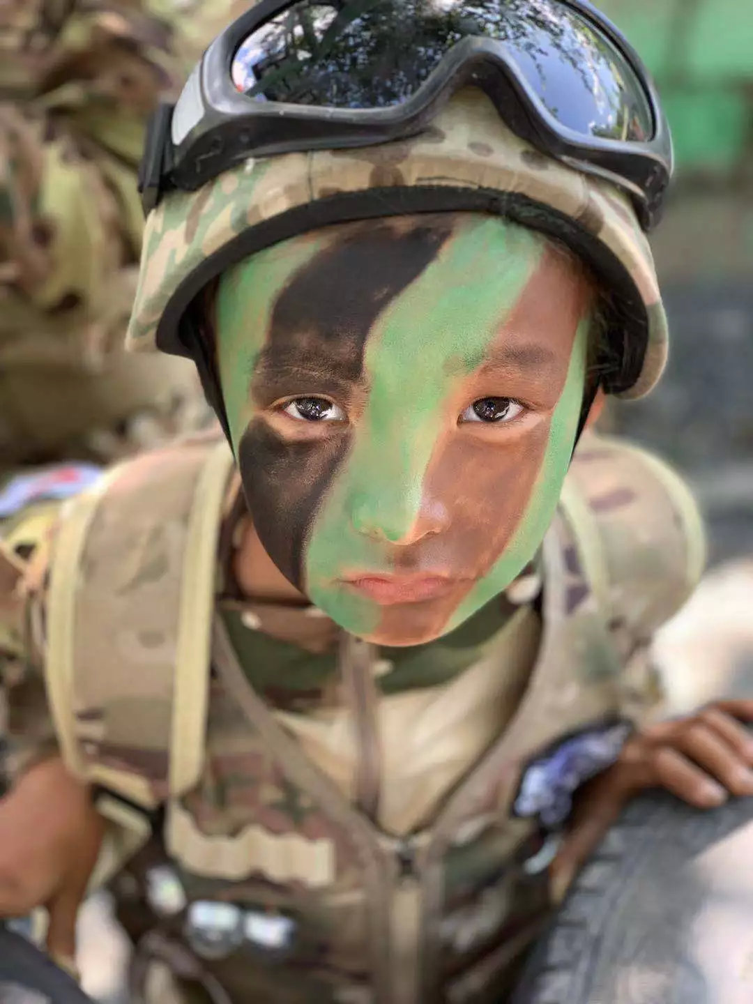 为什么脸上要涂满迷彩油膏呢?