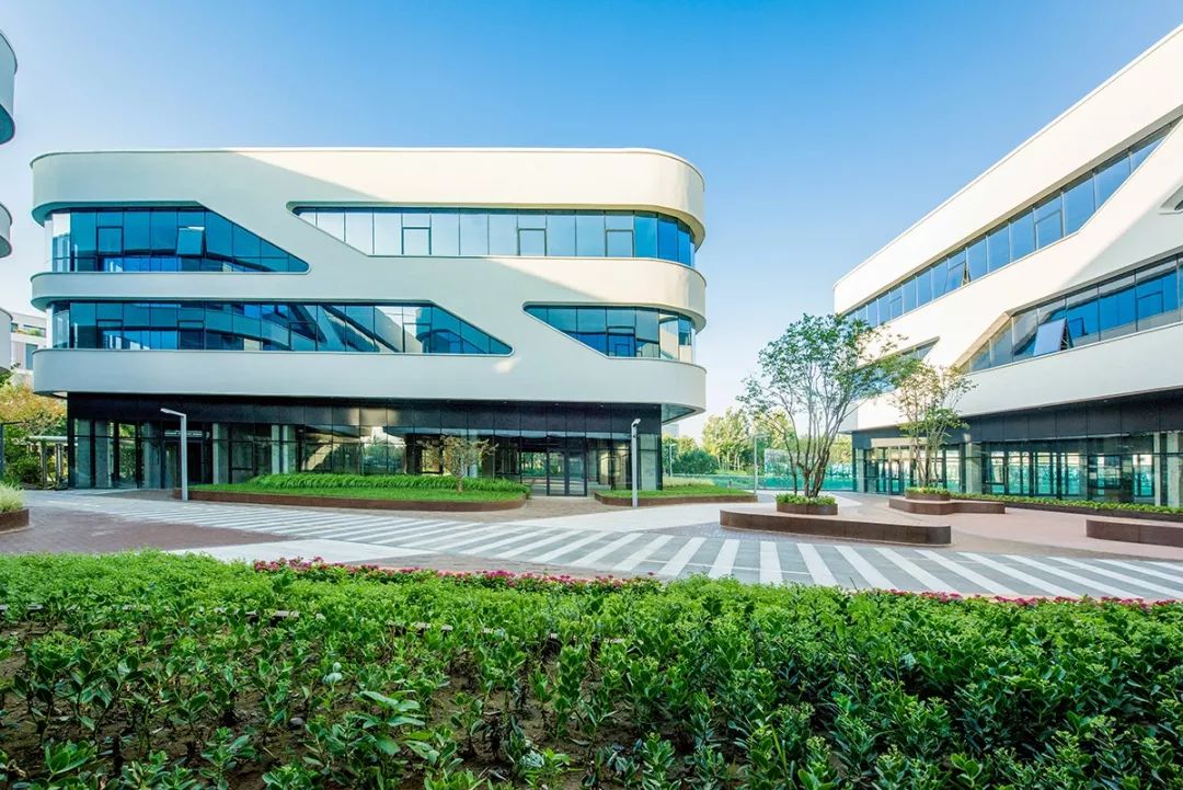 建筑立面"张开双臂拥抱每一个进入其中的人"是城市公共意志的精神