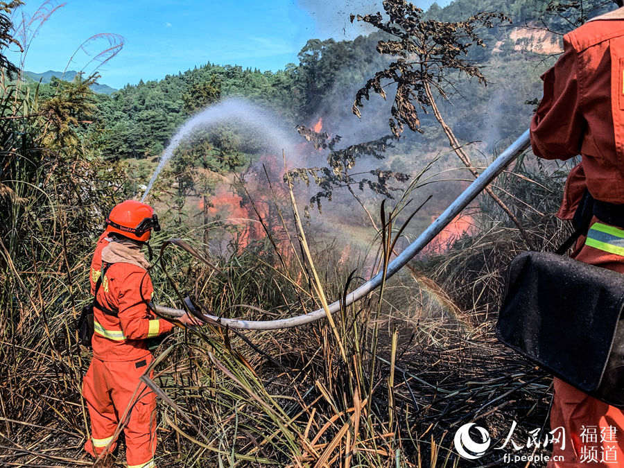 8月28日12时46分,福建省南平市延平区塔前镇发生森林火灾,火线长度约