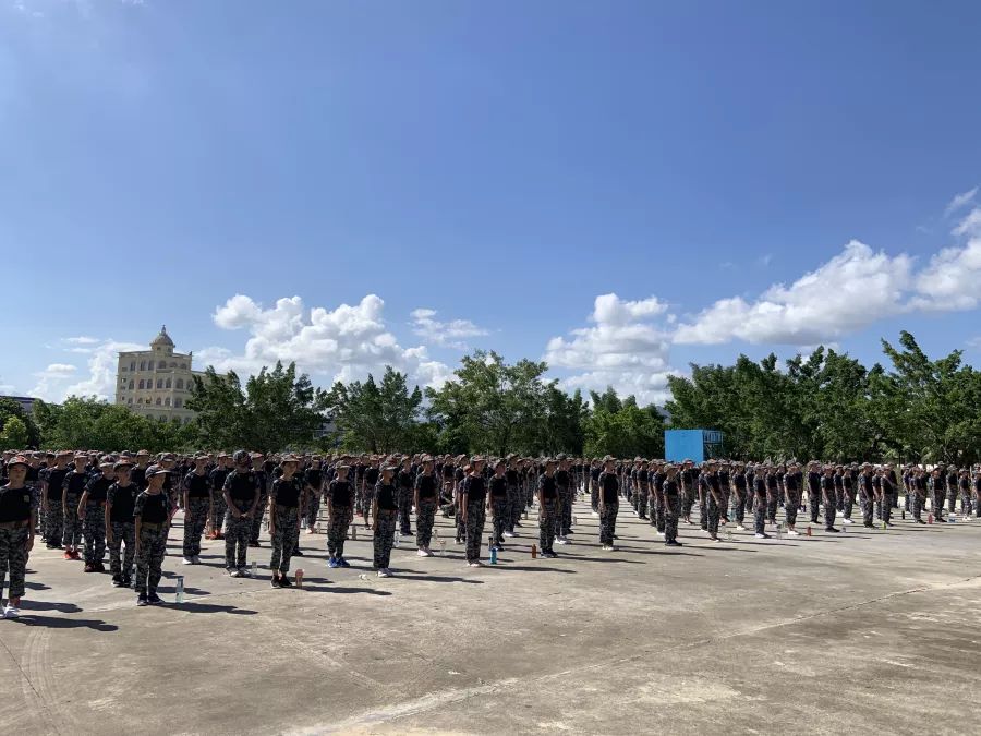 惠州一中實驗學校2019級初一新生軍訓開營儀式在國防教育基地舉行.