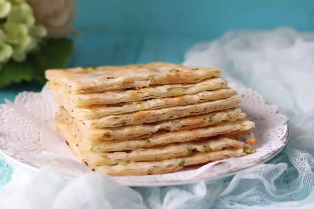 用面包机做,酥到掉渣!加了它的「椒盐千层饼」更提香