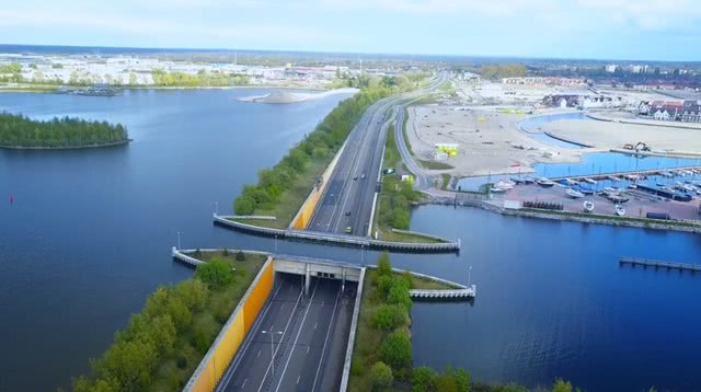 荷兰最"独特"的桥,中间像"断裂"一般,汽车轮船能同时行驶!_断桥