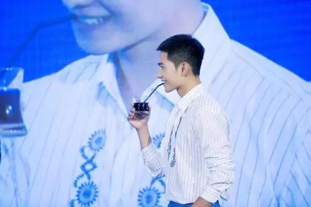 杨洋的帅气寸头造型,每个男生都会尝试!