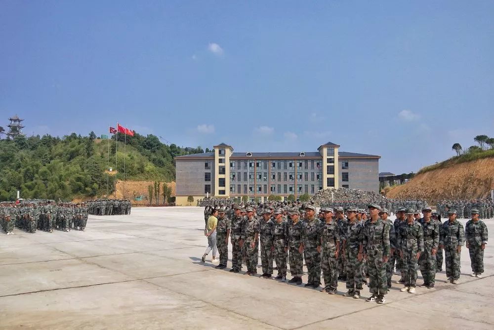 耒阳这所学校刷屏了,看完热血沸腾!_军训