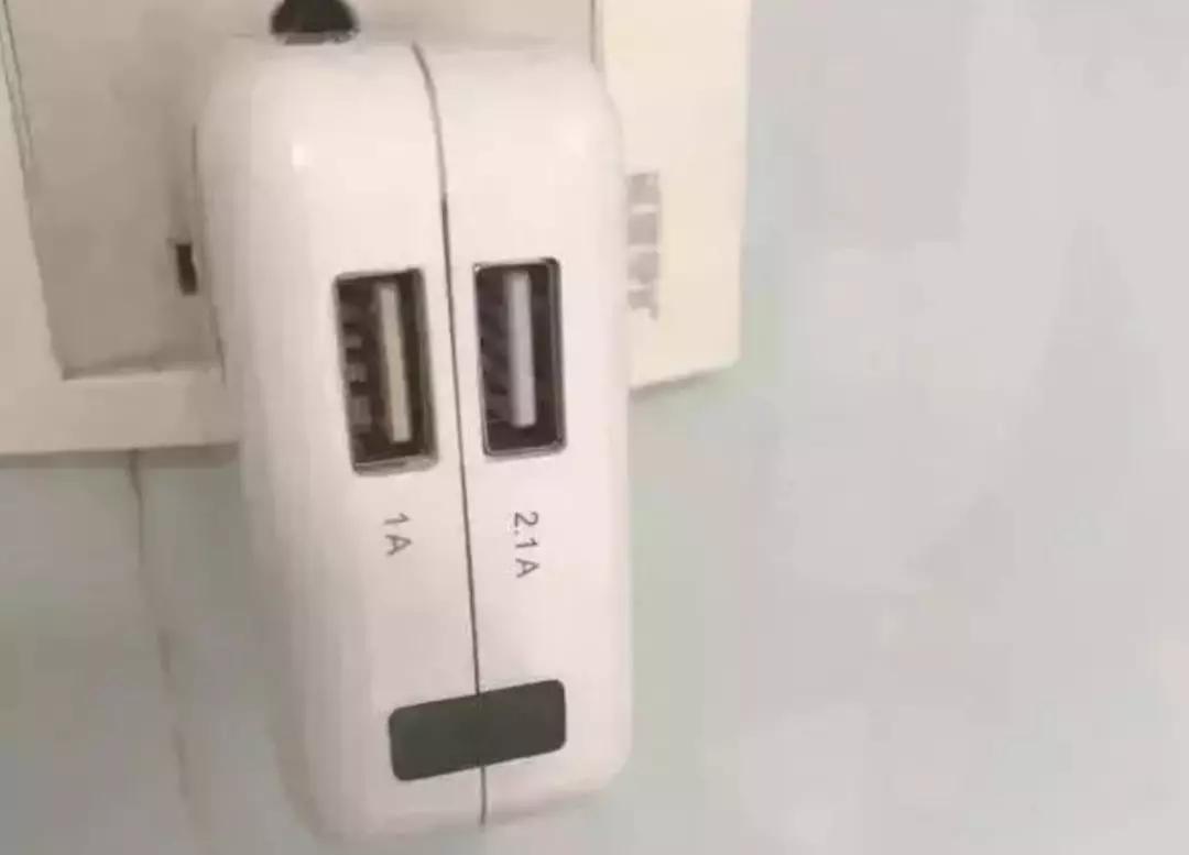 藏在帽子里的摄像头△ 路由器上的摄像头近年来,偷拍事件屡见不鲜