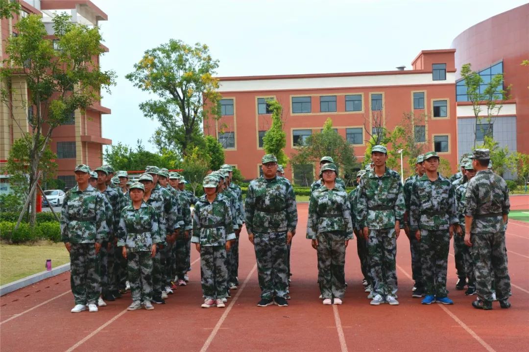 國防教育泗縣三中2019級新生軍訓閱兵式隆重舉行