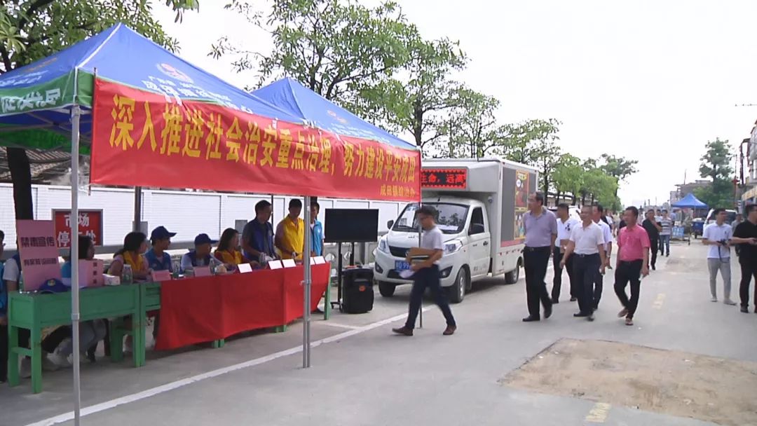 先後到成田鎮,峽山街道和峽暉中學等地,實地參觀簡樸村平安創建宣傳