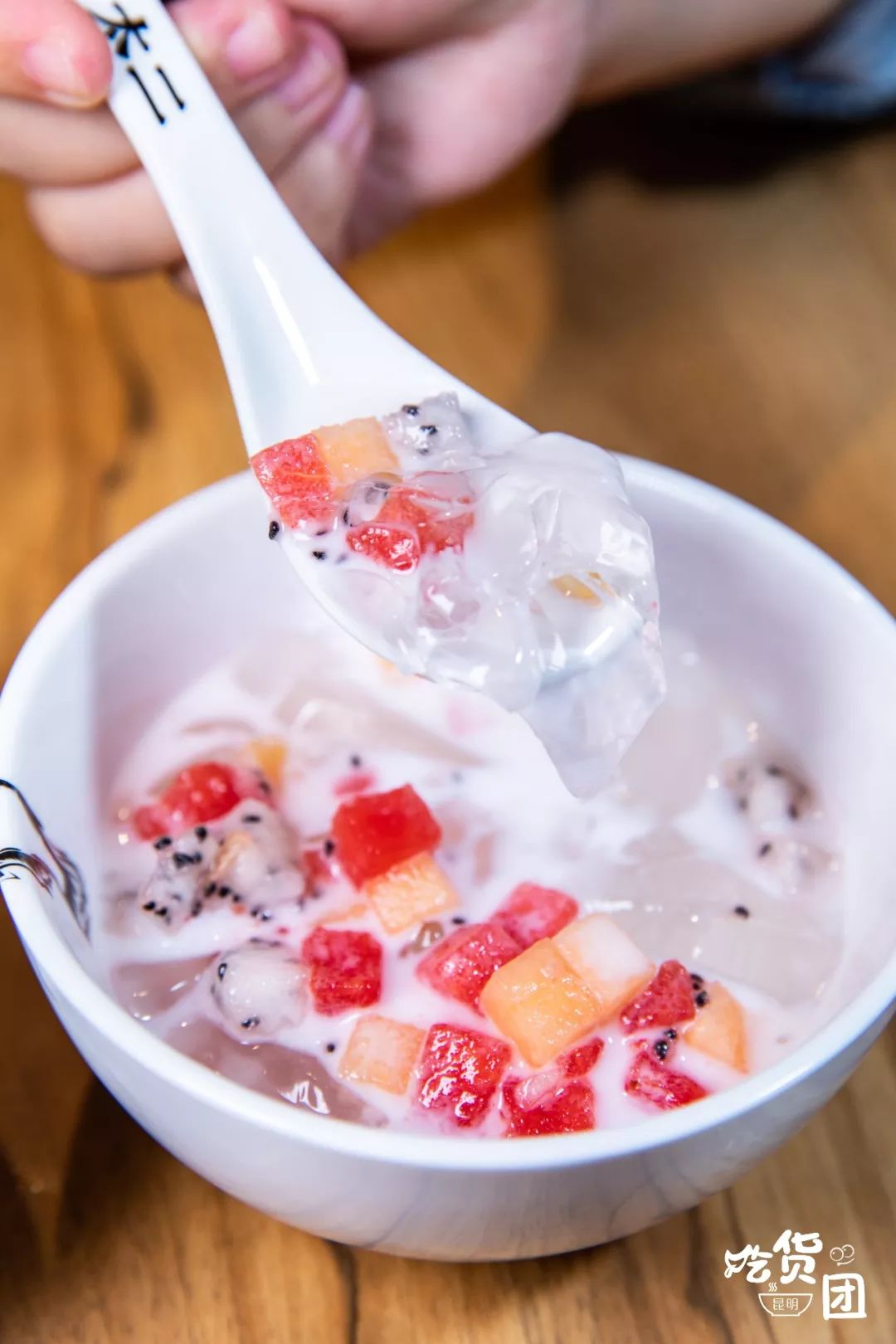 浓香的红糖和清甜的椰汁,加上满满水果粒和冰粉一口吃下,两者都有不同