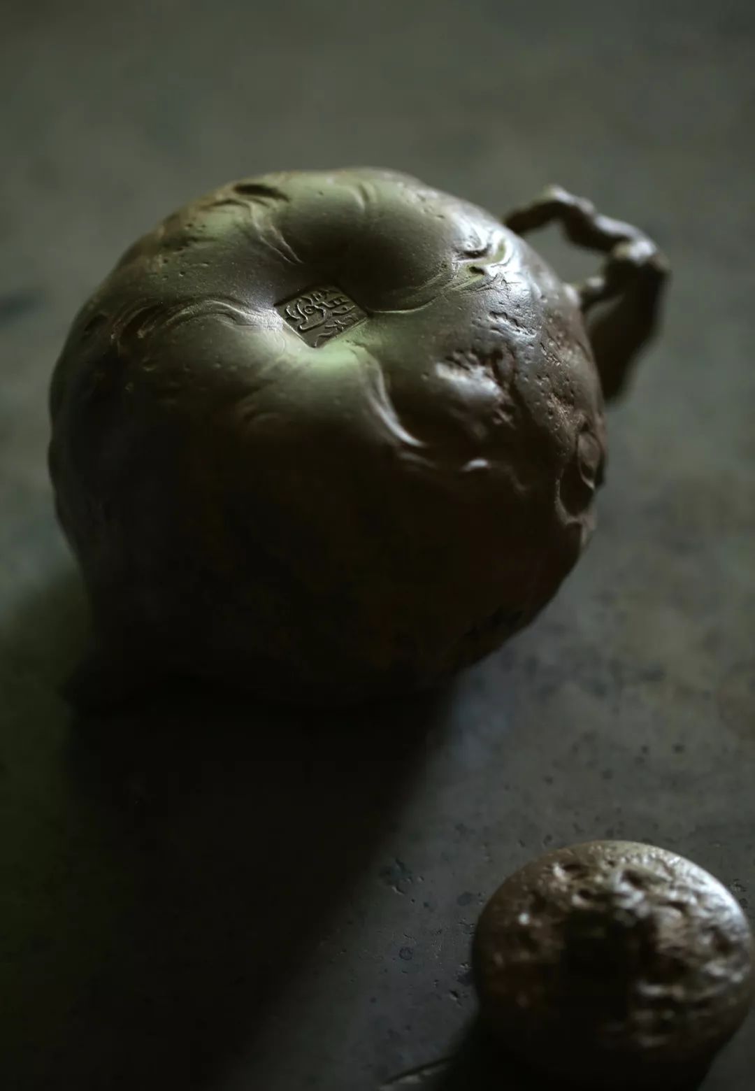 紫砂作者简介 |张艺馨,1993年出生于宜兴,2010年拜师中国工艺美术