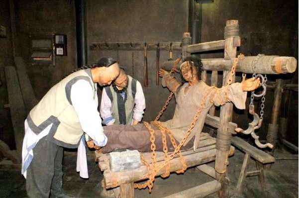 行刑当天,李如月被绑了起来,当刽子手送来剥皮用的石灰和稻草时