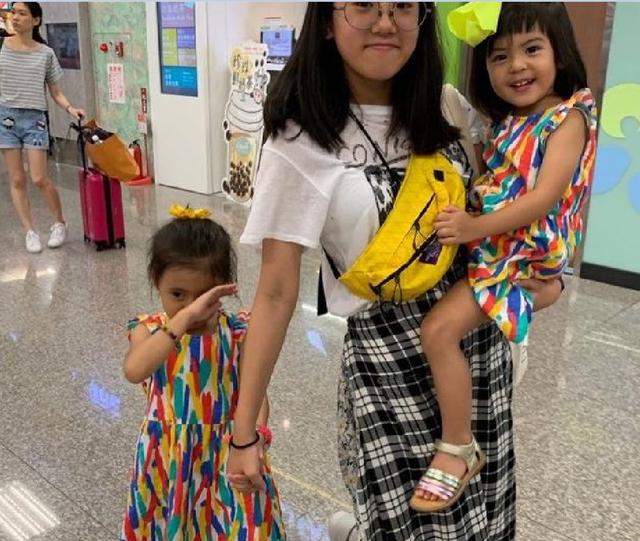 原创梧桐妹晒合照三姐妹已长大颜值超赞贾静雯家有三妞好幸福