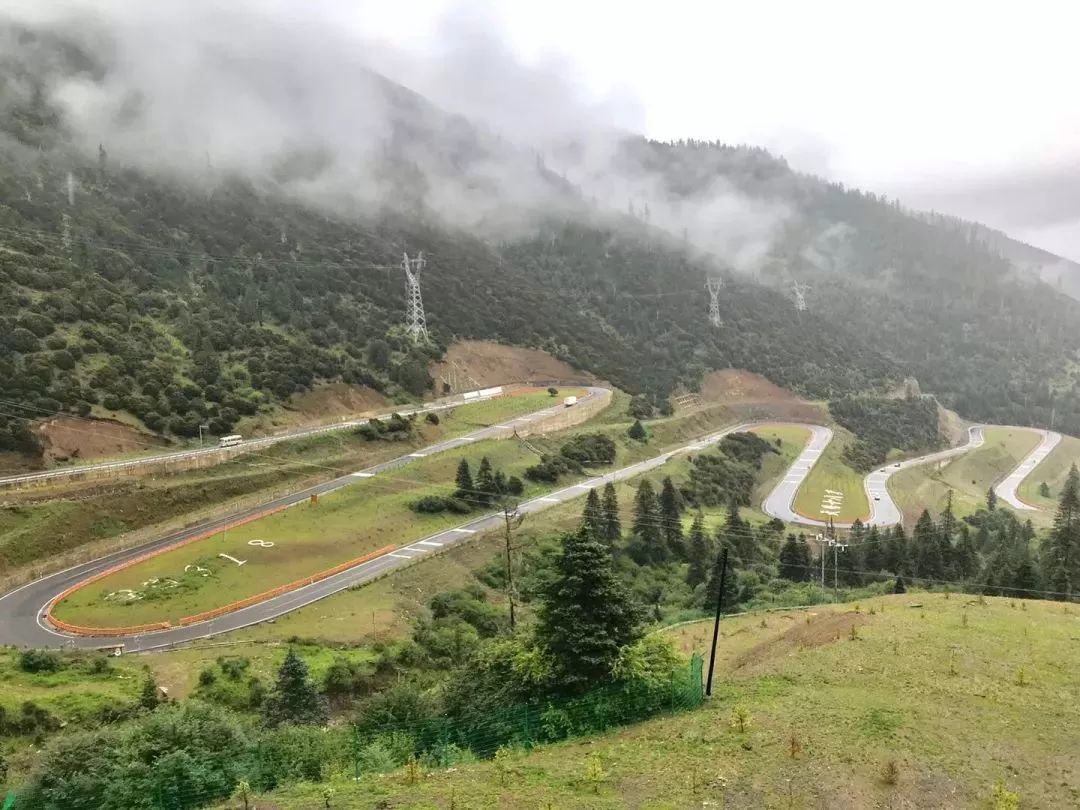 天路十八弯前的嗨剪子湾山隧道隧道全程无灯尼玛贡神山冷在藏民家烤火