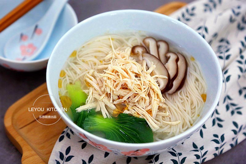 菌汤鸡丝面,汤鲜味美,面条滑溜,一碗下肚,暖心暖胃,全身舒服.