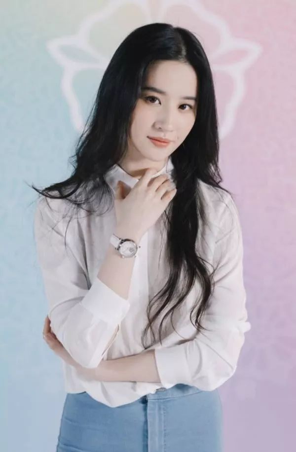 跟明星学单品这些年刘亦菲穿过的白衬衫大总结