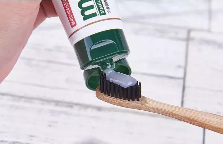 除了亮白牙齿之外,牙膏中还加入了少量泡沫和研磨剂,使得牙膏能够深入